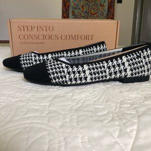 NWT Vivaia Margot square toe flats size 8
